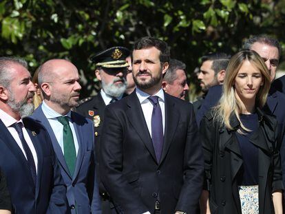 El líder del PP, Pablo Casado, junto a otros miembros del PP en un acto de homenaje a las víctimas del 11-M celebrado hoy en Madrid.