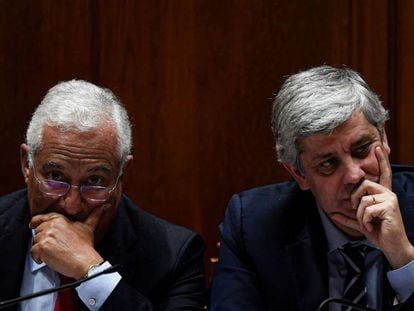 A la izquierda, el primer ministro António Costa con su ministro de Finanzas, Mário Centeno.