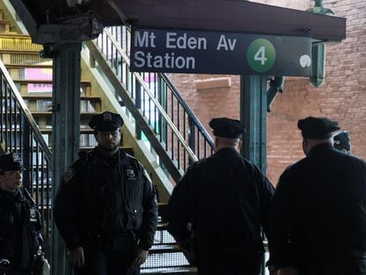 Policías investigan un tiroteo en una estación del metro en el Bronx, el pasado 12 de febrero.