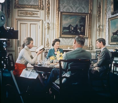 La reina Isabel II almuerza con el príncipe Felipe y sus hijos, la princesa Ana y el príncipe Carlos, en el castillo de Windsor en Berkshire, en 1969. 