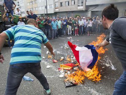 Los ganaderos queman las banderas de Francia y Alemania junto a productos lácteos extranjeros.