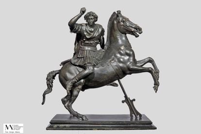 Estatua de Alejandro Magno sobre 'Bucéfalo', del siglo I, que puede verse en la exposición 'Alejandro Magno y Oriente', en el Museo Arqueológico Nacional de Nápoles hasta el 28 de agosto.