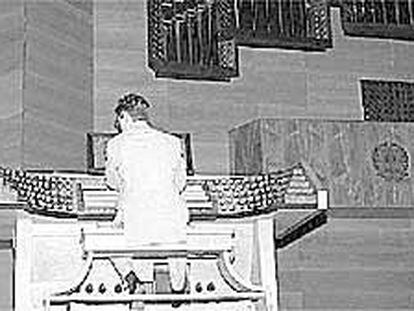 Un intérprete toca el teclado del órgano del Palacio Euskalduna.
