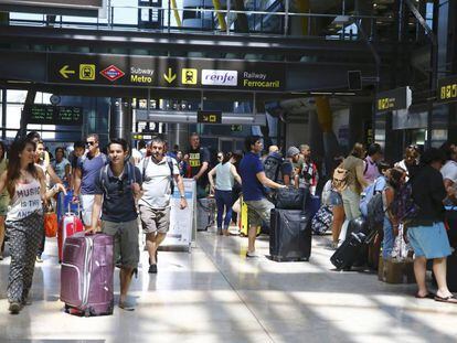 Viajeros en la terminal 4 de Madrid-Barajas.