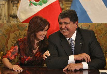 Alan García y Cristina Fernández, ayer en Lima.