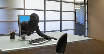 Un ladrón sale de la pantalla en una empresa.