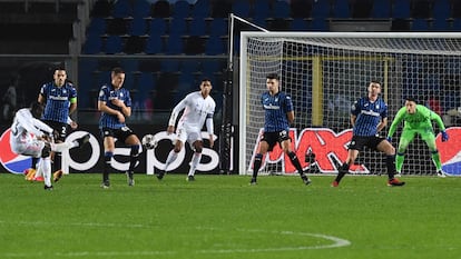 Mendy dispara para marcar su gol ante el Atalante este miércoles en Bérgamo.