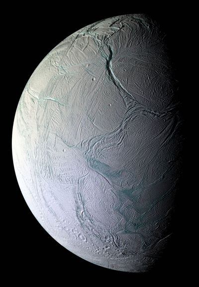 Imagen del satélite Encélado tomada por la nave <i>Cassini</i>.
