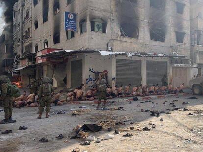 Decenas de palestinos capturados por el ejército israelí en una calle de Beit Lahia, al norte de la franja de Gaza, este jueves.