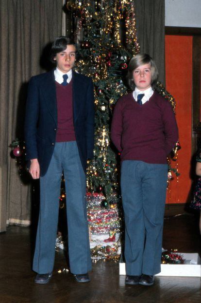 Fernando (izda.) y Cayetano Martínez de Irujo (dcha.) celebran la Navidad en el Palacio de Liria en Madrid en 1973.