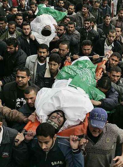 Funerales de dos militantes de Hamás, ayer en Gaza.