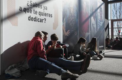 Un grupo de estudiantes hablan en un descanso de 'EL PAÍS con tu futuro'.