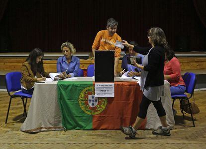 A mediod&iacute;a hab&iacute;a votado el 20,65%,  un 0,65% m&aacute;s que hace cuatro a&ntilde;os cuando la abstenci&oacute;n roz&oacute; el 42%. En la imagen una mesa electoral en Sintra, Portugal. 