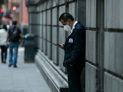 Un hombre teclea en su teléfono celular, en Ciudad de México.