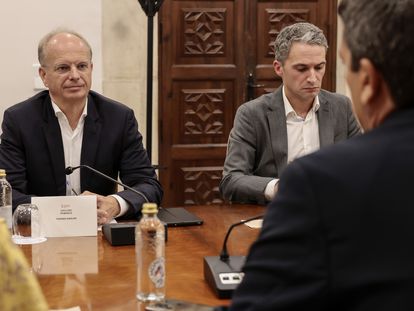 A la izquierda, el hasta ahora primer ejecutivo de PowerCo, junto a Javier Rivera, director financiero de la empresa.