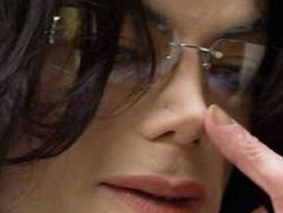 Fotografía de archivo del 4 de mayo de 2005 que muestra a Michael Jackson