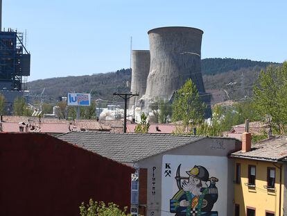 Voladura controlada de las torres de refrigeración de la central térmica de La Robla (León).
