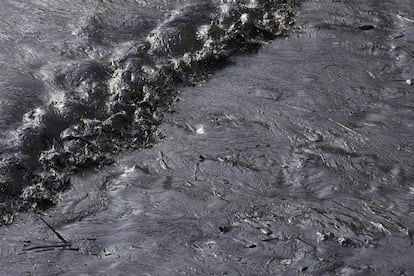 El agua contamidad de Playa Cavero, tras el derrame de petróleo de enero de 2022.
