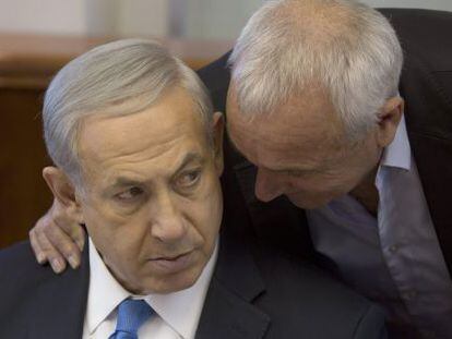 El primer ministro israel&iacute;, Benjamin Netanyahu, escucha al Ministro de Seguridad Interior, Isaac Aharonovich. 