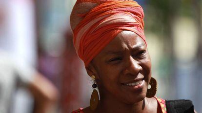 Una mujer participa en la celebración del Día de la Afrocolombianidad en Cali.