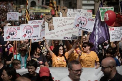 Participantes en la manifestación del Primero de Mayo por el centro de Barcelona.