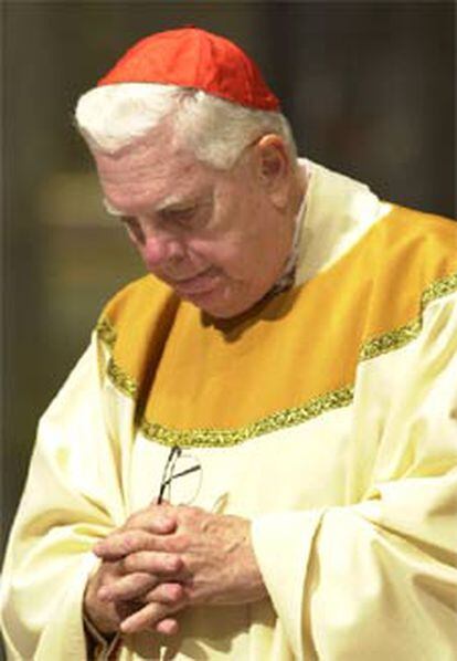 Bernard Law. en una foto de archivo tomada el 26 de abril de 2002 en la catedral de San Pedro y San Pablo.