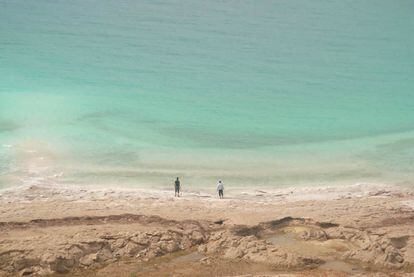 Dos personas a orillas el Mar Muerto, el punto más bajo de la Tierra