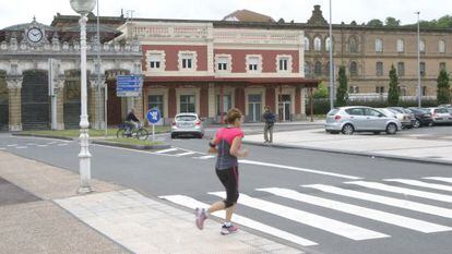 Una mujer corre junto a la estación de tren de Atotxa, en San Sebastián.