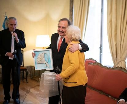 El embajador argentino en España, Ricardo Alfonsín, abraza a Estela de Carlotto durante el homenaje.