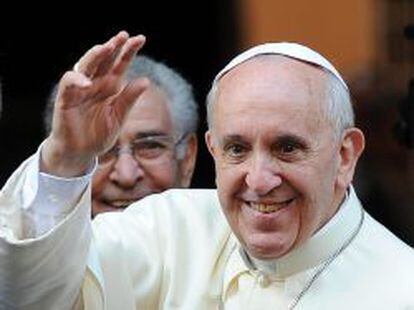 El Papa Francisco (derecha).