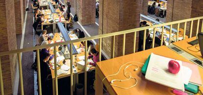 Estudiantes en una biblioteca de la Universidad Pompeu Fabra, en Barcelona.