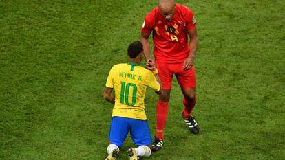 Kompany consuela a Neymar tras la derrota de Brasil ante Bélgica en cuartos.