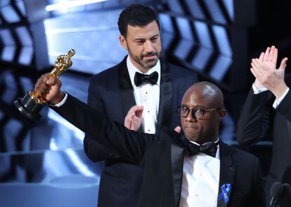 Barry Jenkins director y guionista de Moonlight con el Oscar a la Mejor Película