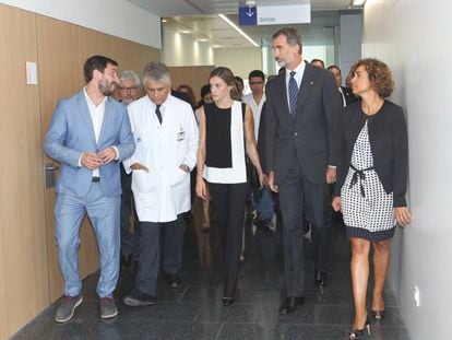 Los Reyes y la ministra de Sanidad durante su visita al Hospital de la Santa Creu i Sant Pau.