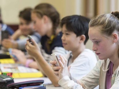 Varios estudiantes trabajan con tel&eacute;fonos m&oacute;viles durante una clase en el Friedrich Gymnasium en Friburgo, Alemania.