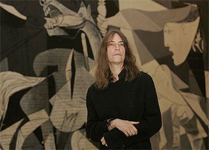Patti Smith delante del &#39;Guernica&#39;, de Picasso, en el Museo Reina Sofía de Madrid, en mayo pasado.