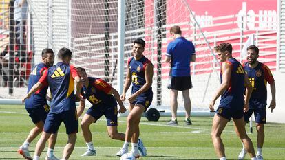 Marco Asensio, en el medio, durante el entrenamiento de la selección española en la Universidad de Qatar, en Doha, este jueves.