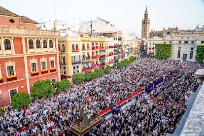 Pasos en la plaza de San Francisco de Sevilla durante el Santo Entierro Grande de Sevilla, el 8 de abril de 2023.