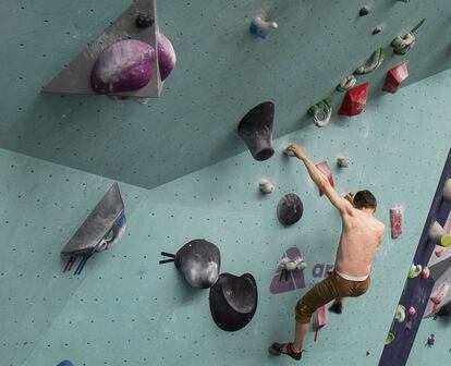 Un practicante de 'indoor climbing', en plena sesión en las instalaciones de Arkose, en el distrito XX de París.