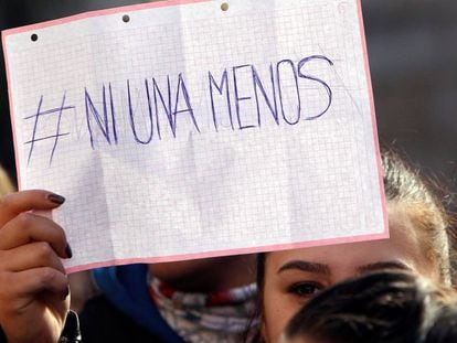Unas 300 personas se concentran en Alicante contra una agresión sexual.