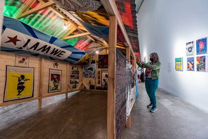 Una mujer fotografía una de las piezas de la muestra 'Giro Gráfico', en el Muac. 