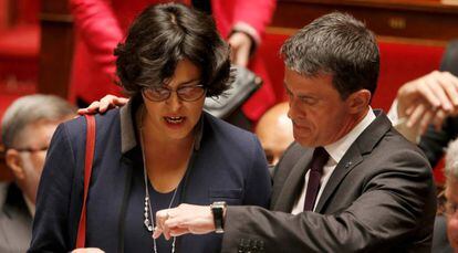 La ministra de Trabajo francesa, Myriam El Khomri, y el primer ministro, Manuel Valls, este mi&eacute;rcoles en la Asamblea Nacional.