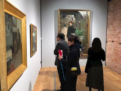 La exposición sobre modernismo en Tokio, poco antes de cerrar. Al fondo, el retrato de Miquel Utrillo pintado por Rusiñol.