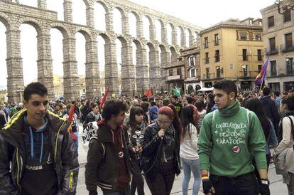 Cerca de un millar de estudiantes y profesores se han concentrado este mediodía bajo el Acueducto de Segovia, durante la jornada de huelga en rechazo a la Ley Orgánica de Mejora de la Calidad Educativa (LOMCE).