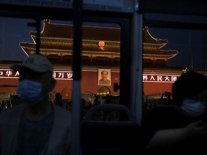 Un grupo de personas pasa ante el retrato de Mao Zedong en la plaza de Tiananmen en Pekín, este miércoles.