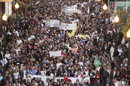Miles de personas marchan en Lanzarote contra las prospecciones.