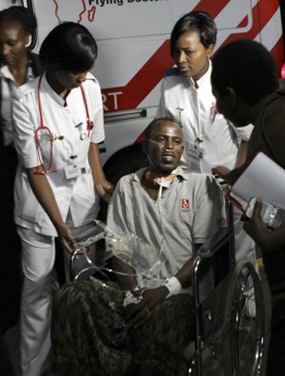 El conductor herido durante el secuestro llega al hospital de Nairobi. 