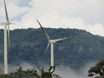 Molinos para obtener energía eólica en Costa Rica.