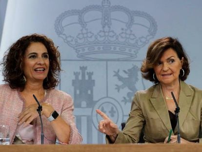 María Jesús Montoro y Carmen Calvo, tras la reunión del Consejo de Ministros.