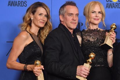 Jean-Marc Vallée, con las actrices de 'Big Little Lies', Laura Dern (izquierda) y Nicole Kidman, en los Globos de Oro de enero de 2018.